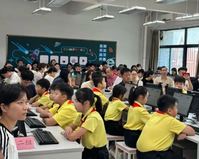 坚实的硬件基础学生的借阅行为实时成为后台详实的分析数据